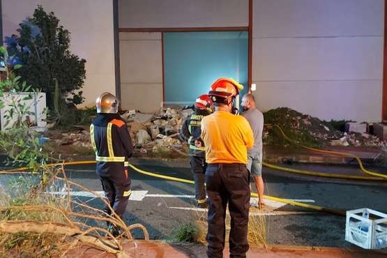Los bomberos emplean más de 200.000 litros de agua y 9 horas de trabajo para sofocar el incendio de El Goro/TA.